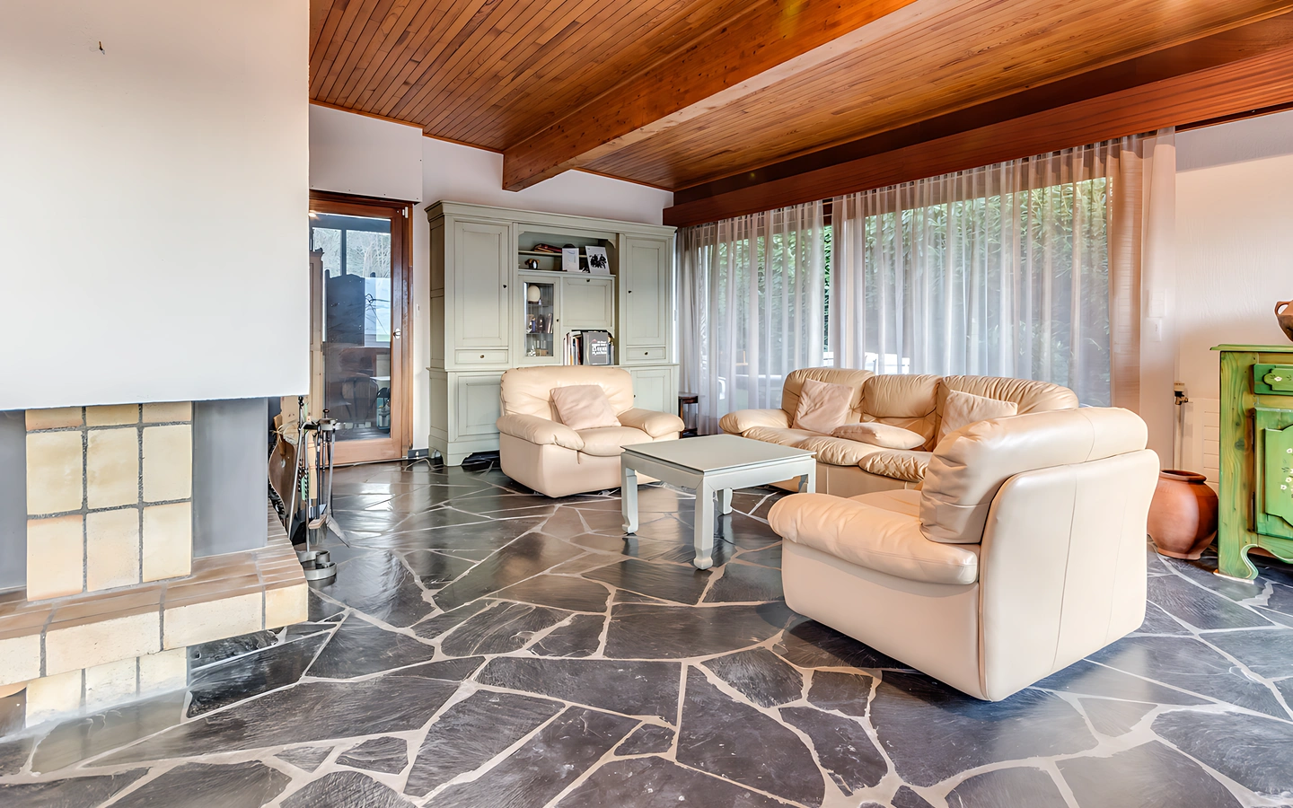 salon avec cheminée