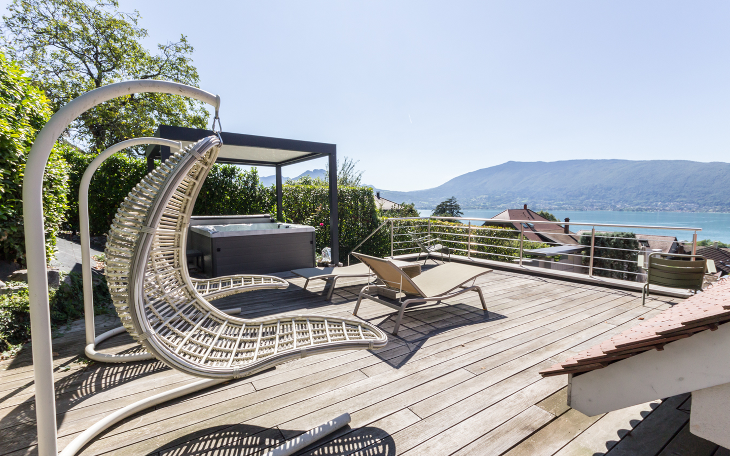 VEYRIER-DU-LAC-maison-haut-de-gamme-vue-panoramique-sur-le-lac-et-les-montagnes-12