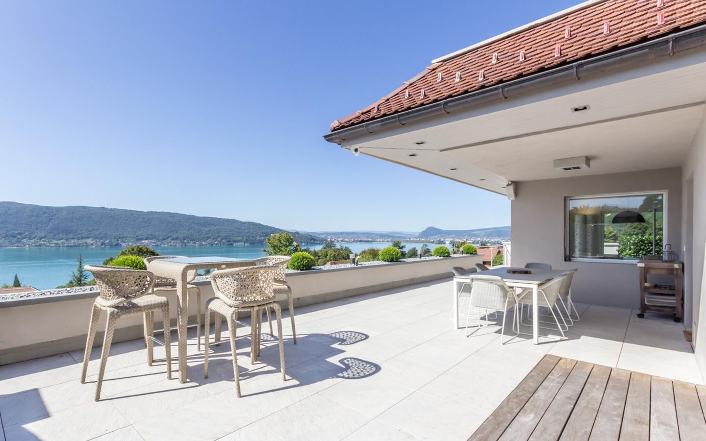 VEYRIER-DU-LAC-maison-haut-de-gamme-vue-panoramique-sur-le-lac-et-les-montagnes-3